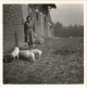 Marie-Madeleine Malvache-Bacquaert derrière la ferme avec les cochons