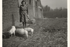 Marie-Madeleine Malvache-Bacquaert derriere la ferme avec les cochons